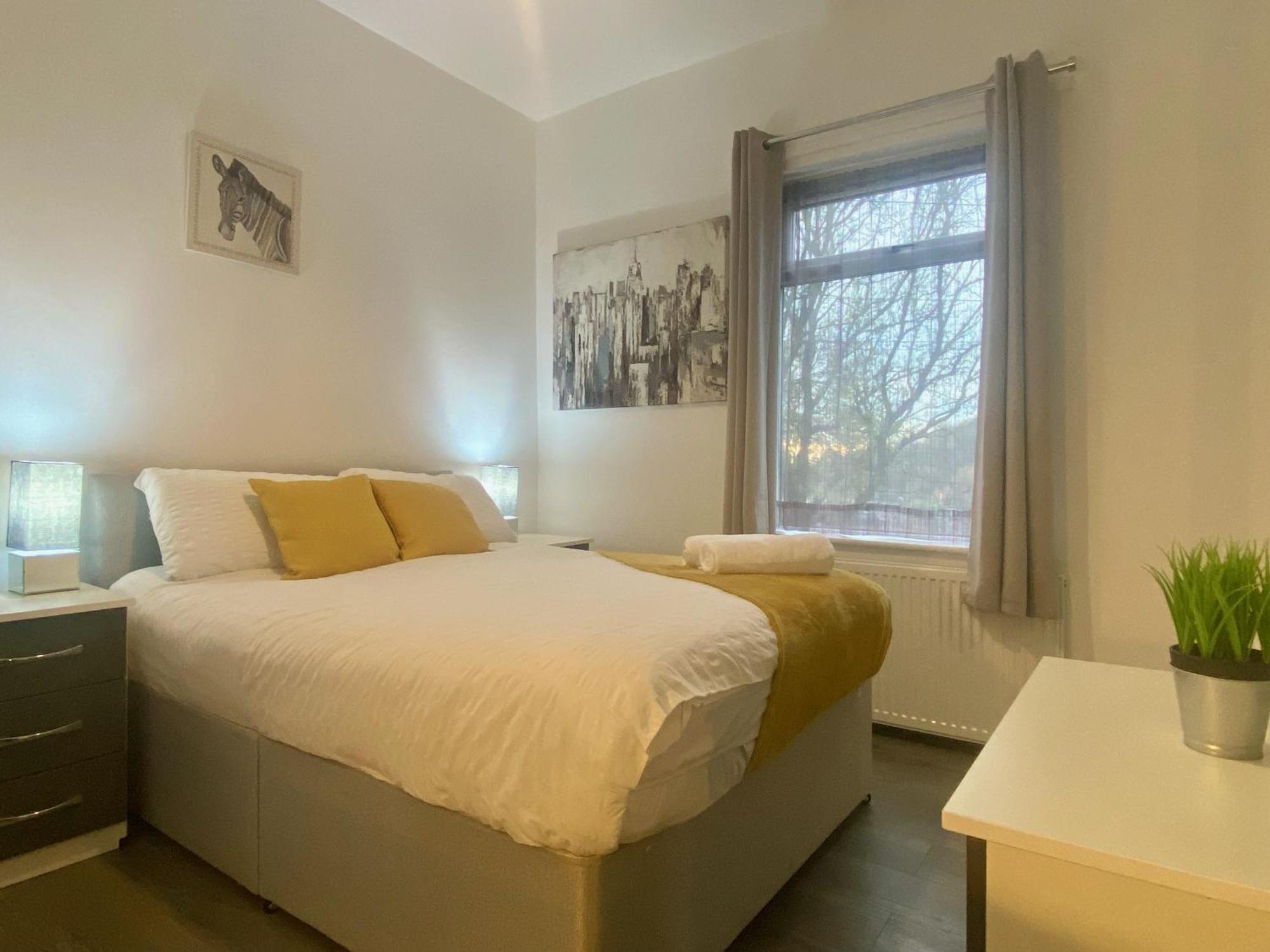 Emerald Living - Close To Centre - Free Parking - Reduced Rates For Longer Stays! *
